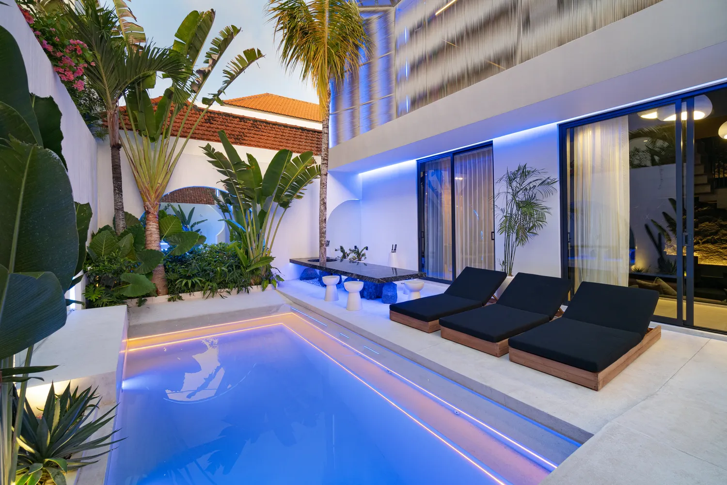 WHITE VILLAS