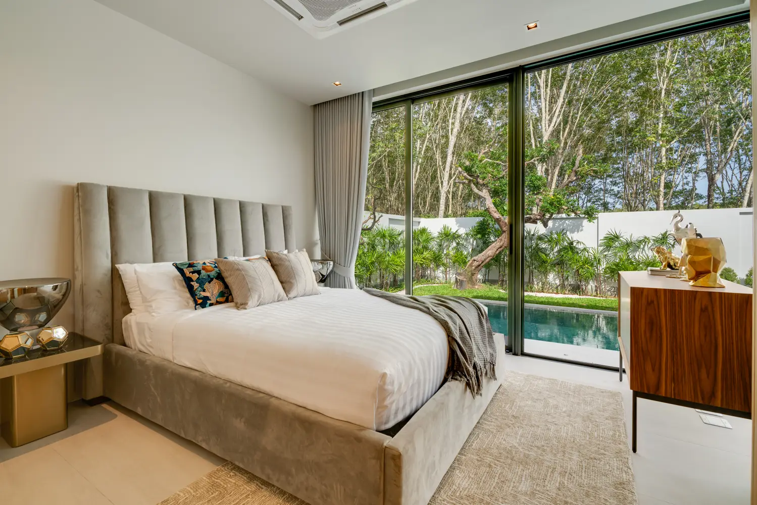 Four Seasons bedrooms 3 square 350