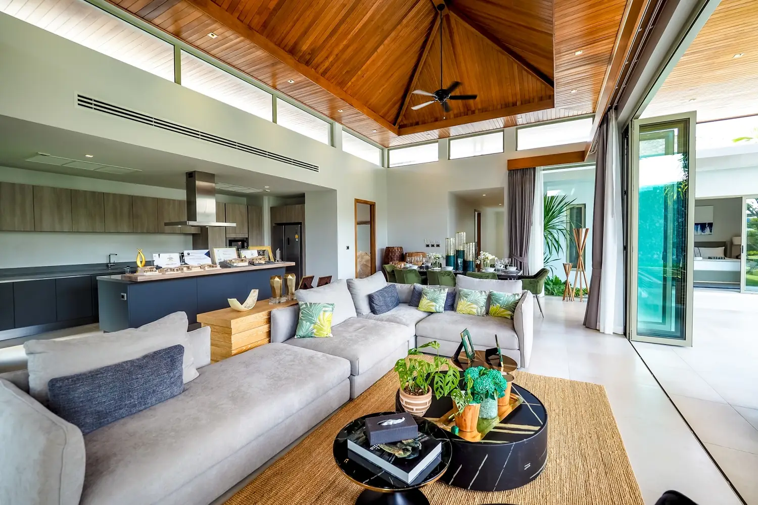 Four Seasons bedrooms 4 square 590